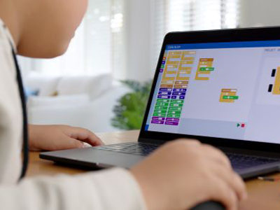 <strong>Códú, Smaointeoireacht Ríomhaireachtúil agus Scratch</strong>